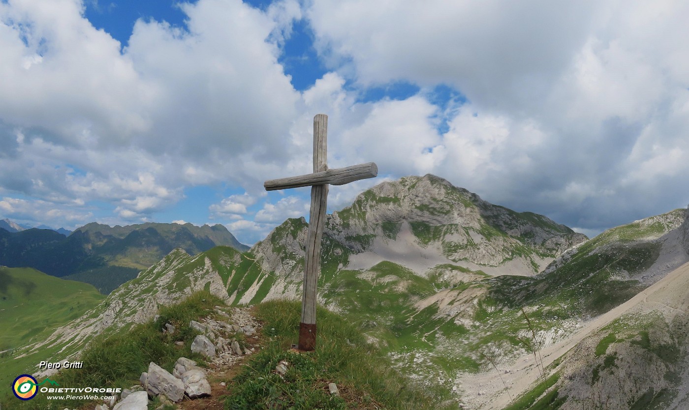 30 Dalla crocetta del Passo di Gabbia (2070 m) vista sul Mandrone , la Corna Piana, la Bocchetta di Corna Piana.jpg